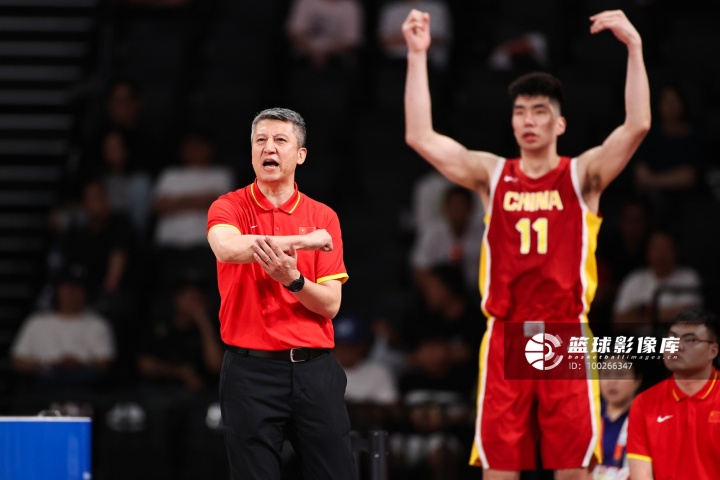 记者：中国男篮有着纸面实力的优势 要控制好篮板 限制日本的反击