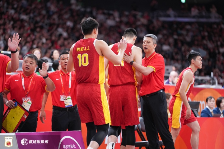 媒体人：男篮背负压力体能也到临界点 旧防守逻辑失效教练需换代